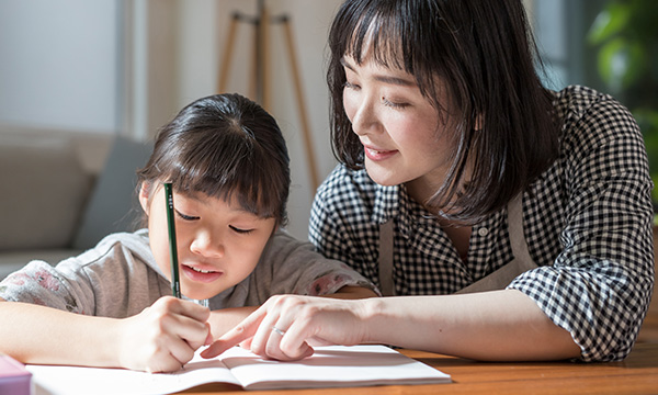 リビングのカウンターから広がる、 家族の学びと会話の時間。